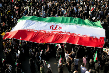 Bugün 25 Eylül tarihinde Tahran halkı toplumun güvenliğini hedef alan olayları ve Kuran-i Kerime yapılan saygısızlıkları kınamak için sokaklara akın etti. 