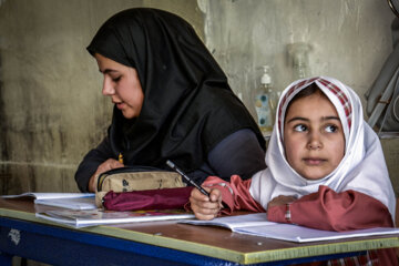 نازیلا و نازنین اقاجانی دانش آموزان مدرسه آزادی