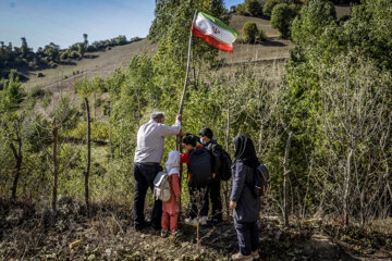 نصب پرچم ایران در ورودی مدرسه مهمترین برنامه روز اول معلم و دانش آموزان مدسه آزادی است.