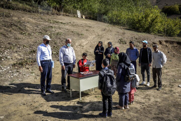 خانواده دانش آموزان در مراسم آغاز سال تحصیلی در مدرسه آزادی شرکت کرده اند.