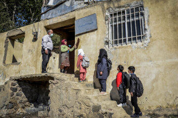 «زبیده صمدی» مادر بزرگ بچه های مدرسه زنگ آغاز سال تحصیلی جدید را بصدا در می آورد.