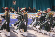 Revolutionsführer inspiziert Militärparade in Teheran