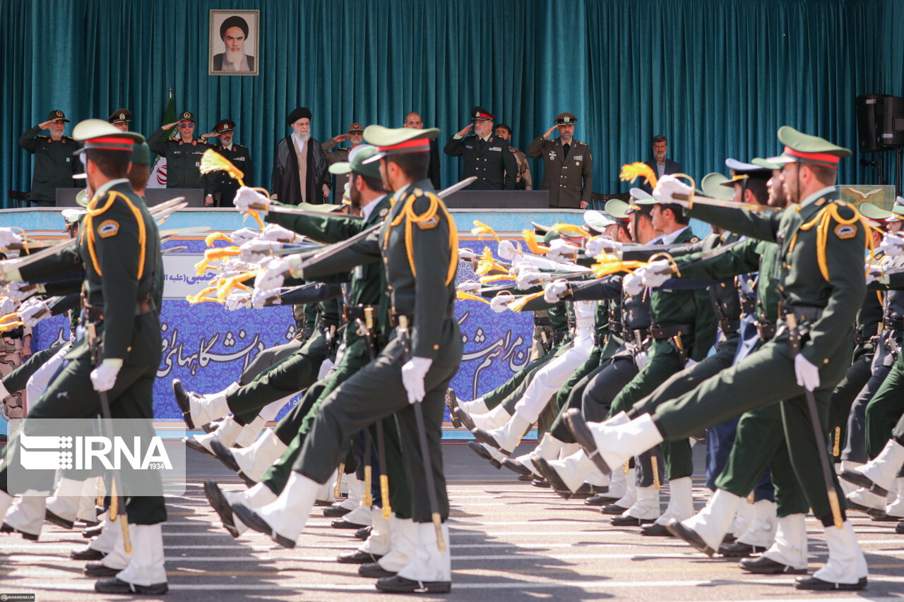 Revolutionsführer inspiziert Militärparade in Teheran