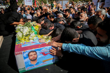 Funeral por la guardia de seguridad Salman Amir Ahmadi en Teherán
