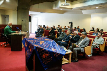 Presentación de una antigua copia del diván Hafez en Teherán