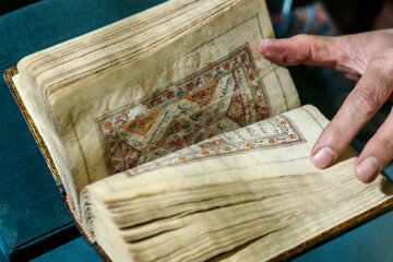 Presentación de una antigua copia del diván Hafez en Teherán