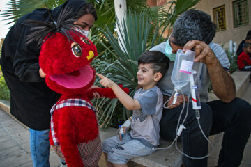 Iran/Ahvaz: Les poupées rendent visite des enfants hospitalisés 