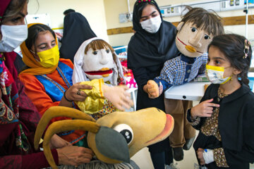 Iran/Ahvaz: Les poupées rendent visite des enfants hospitalisés 