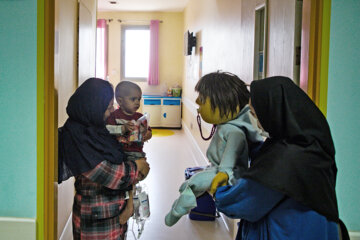 Iran/Ahvaz: Les poupées rendent visite des enfants hospitalisés 