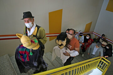 Iran/Ahvaz: Les poupées rendent visite des enfants hospitalisés 