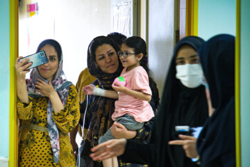 Iran/Ahvaz: Les poupées rendent visite des enfants hospitalisés 