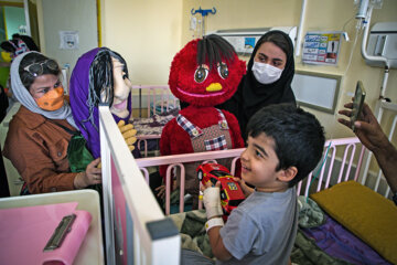 Iran/Ahvaz: Les poupées rendent visite des enfants hospitalisés 