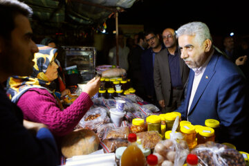 گفت و گوی اسدالله عباسی استاندار گیلان با تولیدکنندگان محلی در جشنواره فندق در اشکورات رودسر 