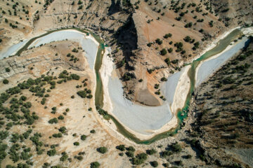 تصاویر هوایی حکایت از خشکی ۸۰ درصدی رودخانه دارد.