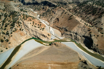 تصاویر هوایی حکایت از خشکی ۸۰ درصدی رودخانه دارد.