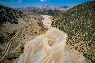 تصاویر هوایی حکایت از خشکی ۸۰ درصدی رودخانه دارد.