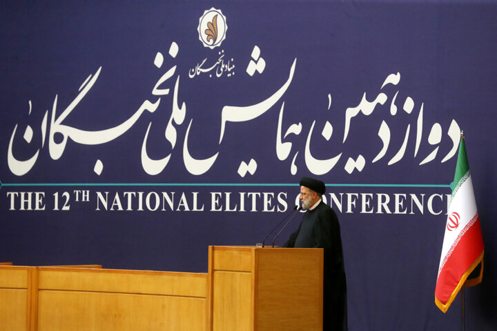 نخبگان به جای حضور در دستگاههای دولتی کارآفرینی کنند