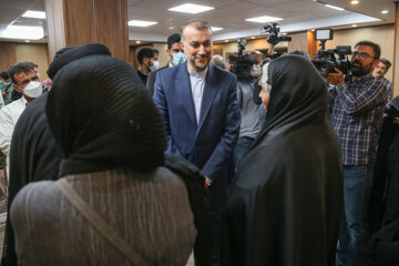 Amirabdollahian rend visite de la Maison des enfants papillons  