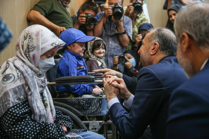 امیرعبداللهیان؛ تنها دیپلماتی که رنج بیماران پروانهای را لمس کرد 1 امیرعبداللهیان؛ تنها دیپلماتی که رنج بیماران پروانهای را لمس کرد