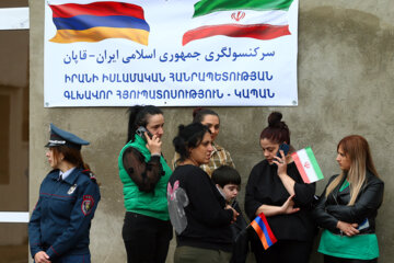 حضور اهالی شهر قاپان در مراسم افتتاح سرکنسولگری جمهوری اسلامی ایران در قاپان ارمنستان