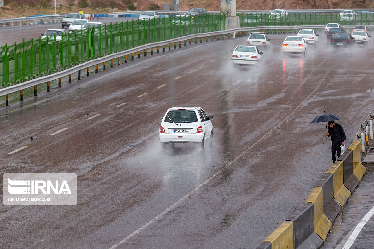 بارندگی و مه‌گرفتگی در آزادراه قزوین- رشت و جاده فیروزکوه