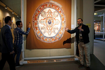 Los miembros de OANA visitan el Museo de Alfombras de Irán
