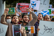 Congregación de estudiantes universitarios iraníes   frente a la embajada del Reino Unido en Teherán
