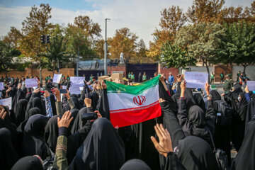 İranlı öğrencilerden İngiltere'nin Tahran Büyükelçiliği önünde prosteto