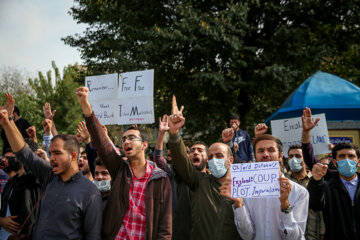 Congregación de estudiantes universitarios iraníes   frente a la embajada del Reino Unido en Teherán