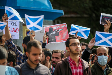 İranlı öğrencilerden İngiltere'nin Tahran Büyükelçiliği önünde prosteto