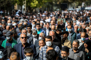 Manifestation à Hamadān condamnant le crime terroriste à Shahcheragh 