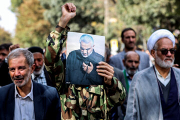 Manifestation à Hamadān condamnant le crime terroriste à Shahcheragh 