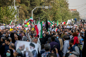  Bugün Cuma namazının ardından ülkenin dört bir yanında Şiraz’da meydana gelen terör saldırısını kınama gösterileri düzenlendi. Başkent Tahran’da da düzenlenen gösterilerde halk, Şahçerak türbesinde 15 kişinin şehit olmasına yol açan terör saldırısı kınadı.