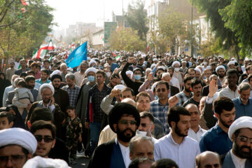 Los residentes de Qom marchan contra el ataque terrorista en Shiraz