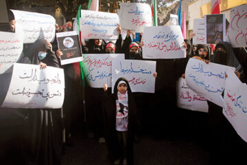 Los residentes de Qom marchan contra el ataque terrorista en Shiraz