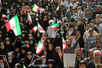El pueblo de Mashhad marcha contra el ataque terrorista en Shiraz