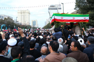 Mashhadíes participan en el funeral de víctimas del atentado de Shiraz