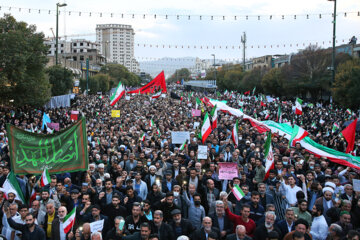 Mashhadíes participan en el funeral de víctimas del atentado de Shiraz