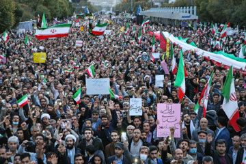 Mashhadíes participan en el funeral de víctimas del atentado de Shiraz