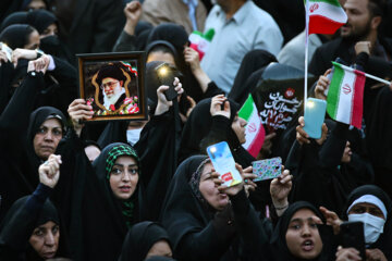 Mashhadíes participan en el funeral de víctimas del atentado de Shiraz