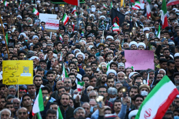 Mashhadíes participan en el funeral de víctimas del atentado de Shiraz