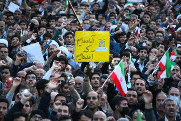 Mashhadíes participan en el funeral de víctimas del atentado de Shiraz