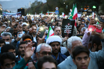 Mashhadíes participan en el funeral de víctimas del atentado de Shiraz