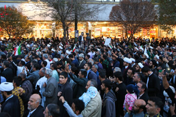Mashhadíes participan en el funeral de víctimas del atentado de Shiraz