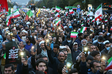 Mashhadíes participan en el funeral de víctimas del atentado de Shiraz