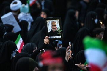 Mashhadíes participan en el funeral de víctimas del atentado de Shiraz