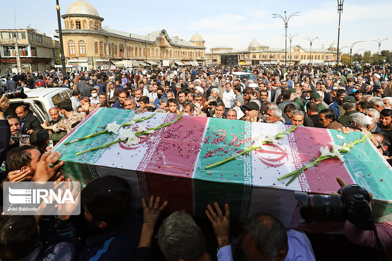 حضور حماسی همدانی‌ها در تشییع پیکر مطهر «احسان مرادی» شهید حرم شاهچراغ 