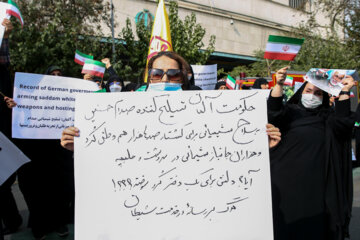 Familias de mártires y veteranos reunidas frente a la embajada alemana en Teherán