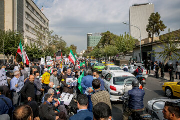 Familias de mártires y veteranos reunidas frente a la embajada alemana en Teherán