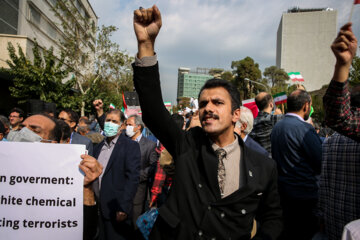 Familias de mártires y veteranos reunidas frente a la embajada alemana en Teherán